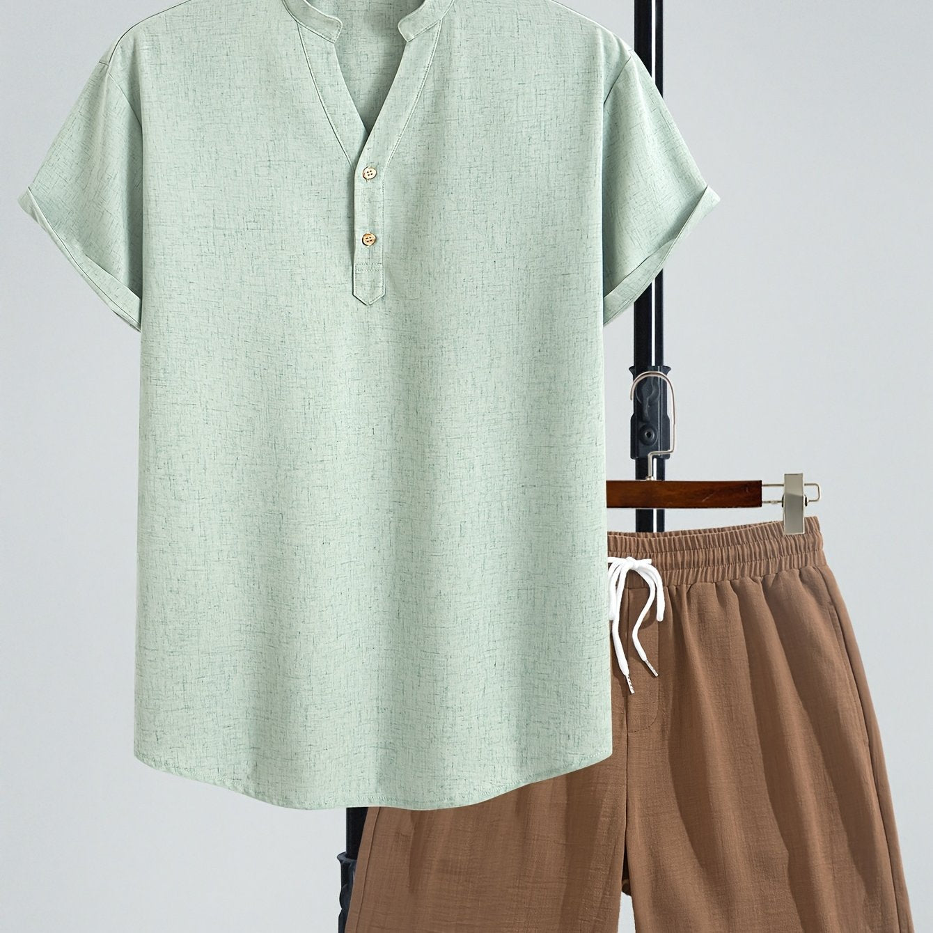 Herren Freizeit Set – Modernes Henley Shirt mit Shorts, Zweiteiliges Outfit für entspannte Anlässe