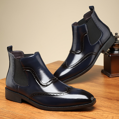 Herren Chelsea Boots mit Brogue-Details in glänzender Optik