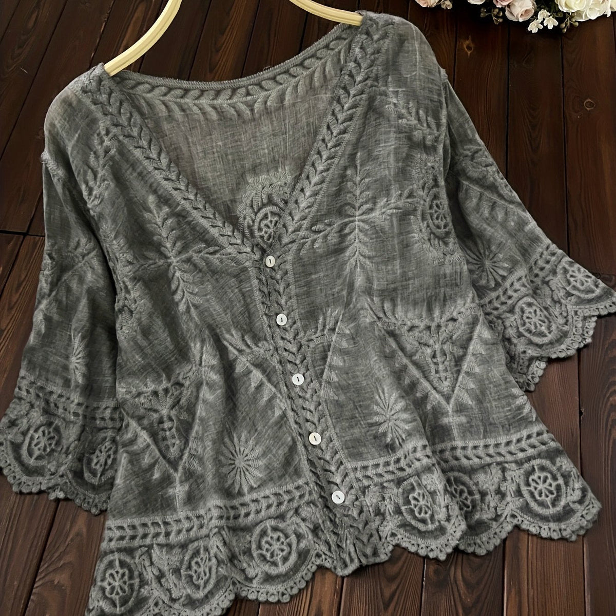 Damen Bluse mit Stickerei und V-Ausschnitt, 3/4-Ärmel, Knopfleiste
