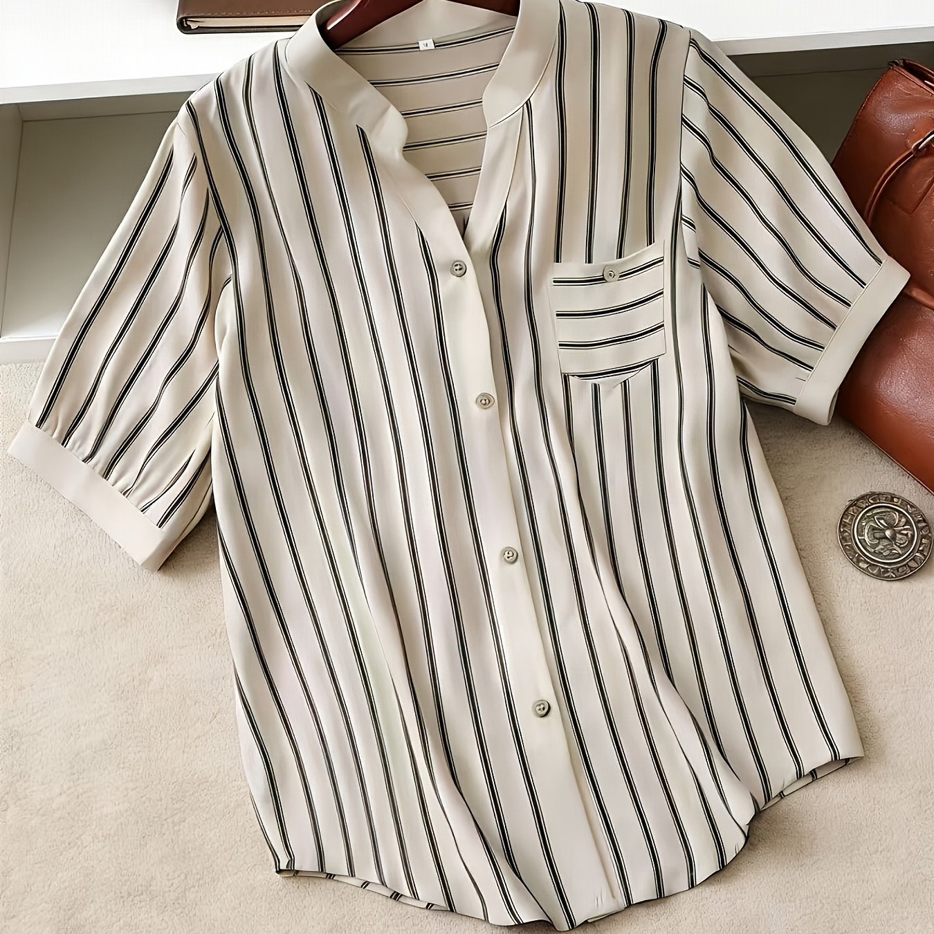 Herren Kurzarm Freizeithemd mit Streifen und Stehkragen – Modernes Button-Down Hemd für Alltag und Büro