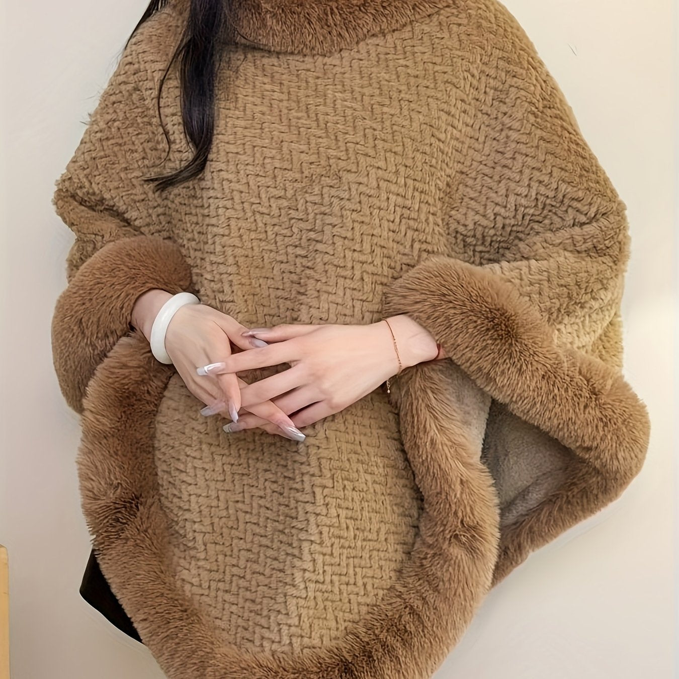Damen Poncho mit Rollkragen und Kunstfellbesatz - Weiche Strickoptik