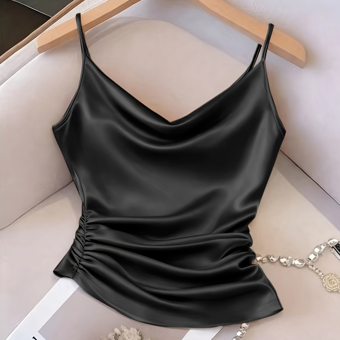 Damen Satin-Camisole mit Wasserfallausschnitt und Raffungen – Elegantes Oberteil für Abend und Party