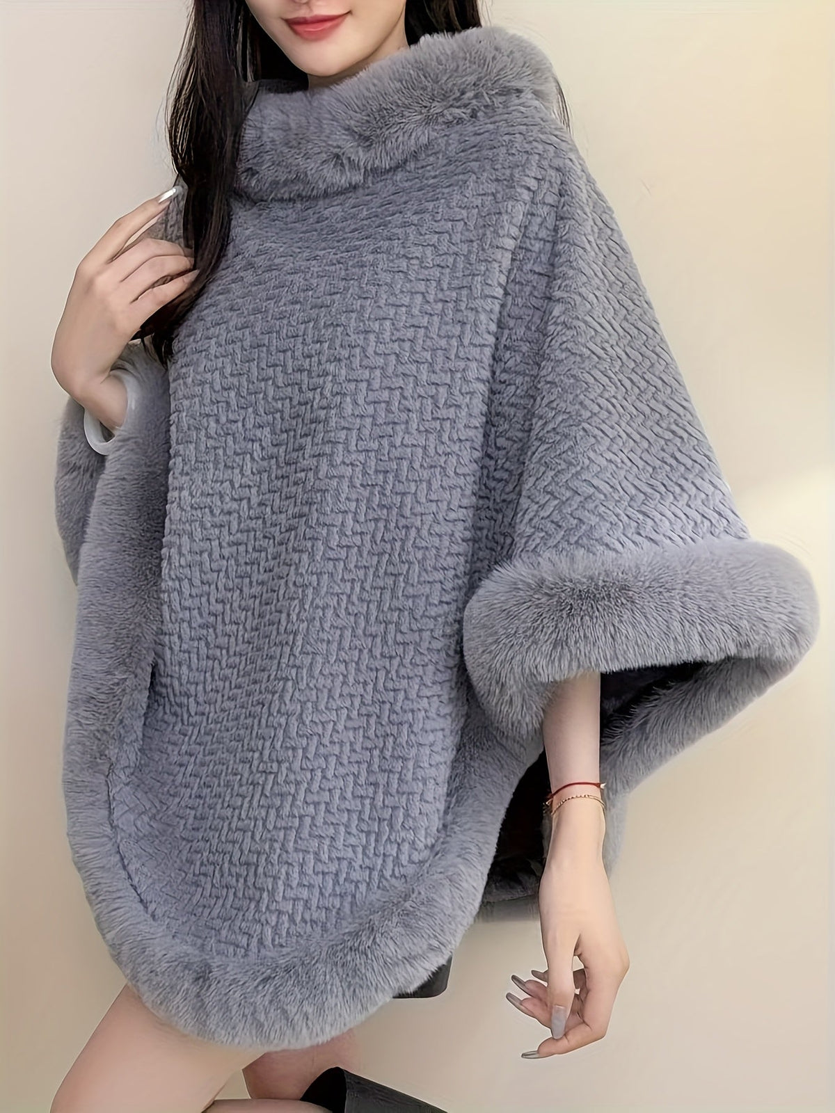 Damen Poncho mit Rollkragen und Kunstfellbesatz - Weiche Strickoptik
