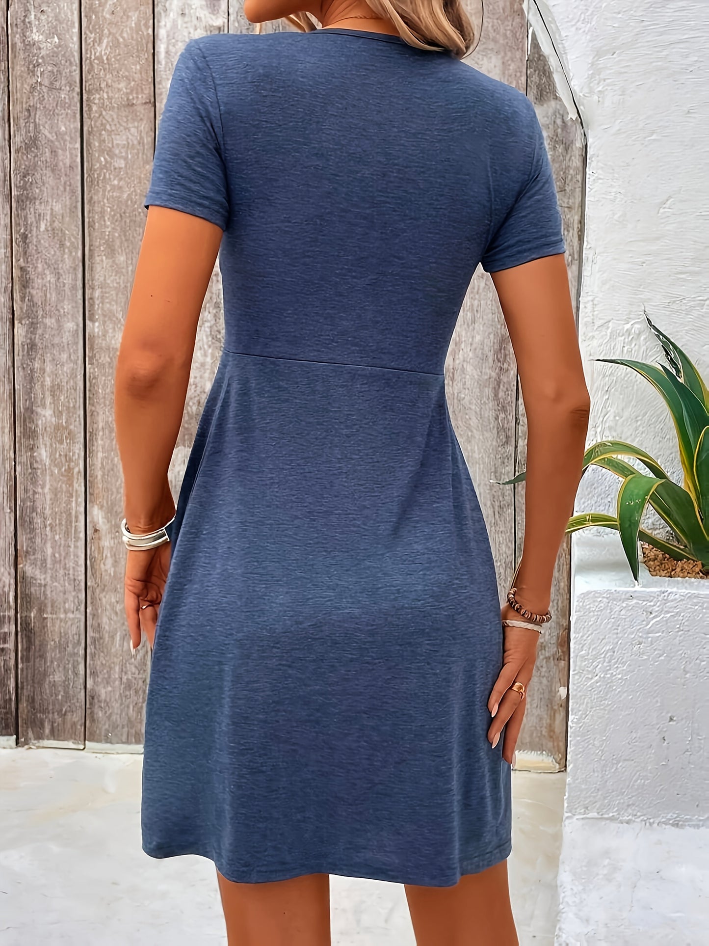 Damen Sommer Kleid mit Twist-Detail und V-Ausschnitt – Eleganter Freizeit-Look für Alltag und Urlaub