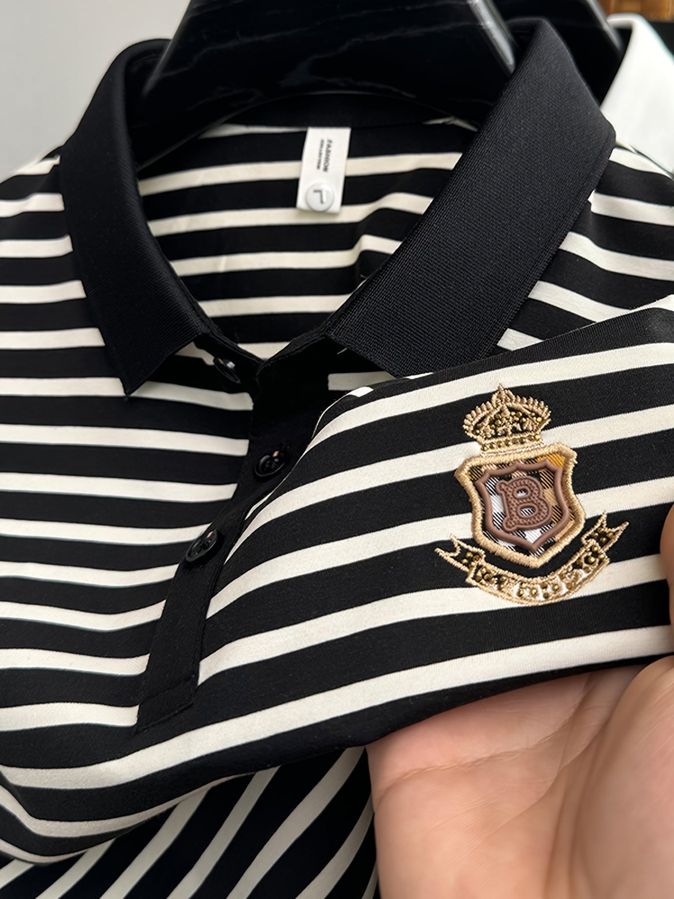 Herren Polohemd mit Streifen und gesticktem Wappen – Klassischer Freizeit- und Business-Look