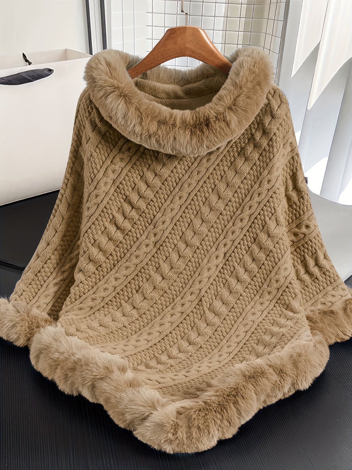Damen Strickponcho mit Zopfmuster und Kunstpelzbesatz