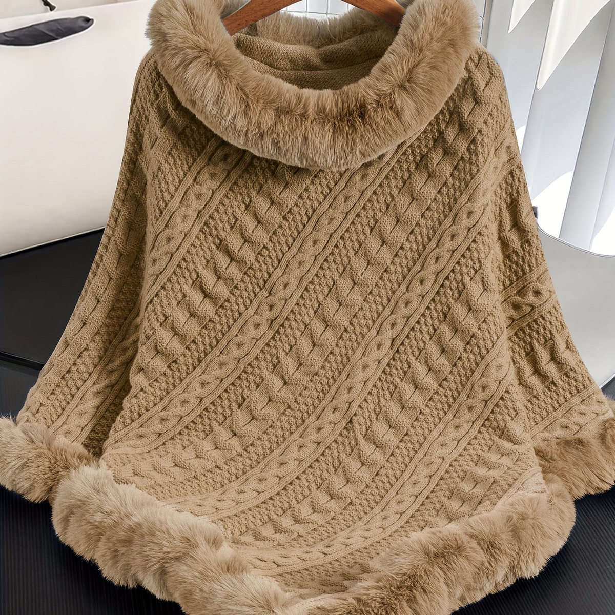 Damen Strickponcho mit Zopfmuster und Kunstpelzbesatz