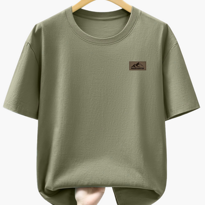 Herren T-Shirt mit dezentem Mountain Patch – Freizeit & Alltag, moderner Look
