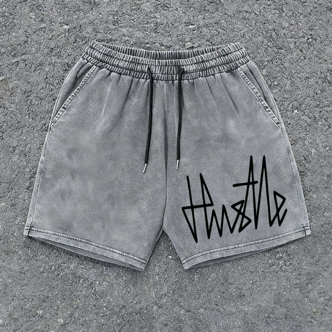 Herren Streetwear Shorts mit „Hustle“-Print – Lässige Freizeithose mit Kordelzug