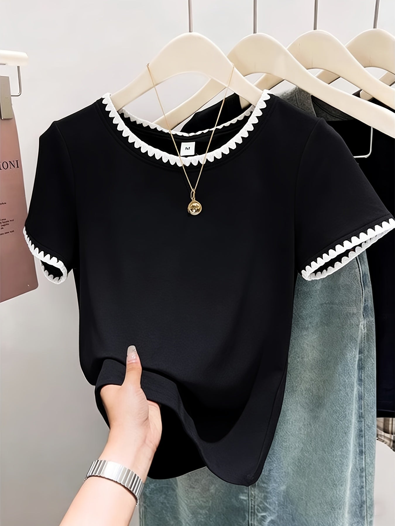 Damen Bluse mit Wellensaum und elegantem Rundhalsausschnitt – Stilvolle Alltags- und Bürobluse