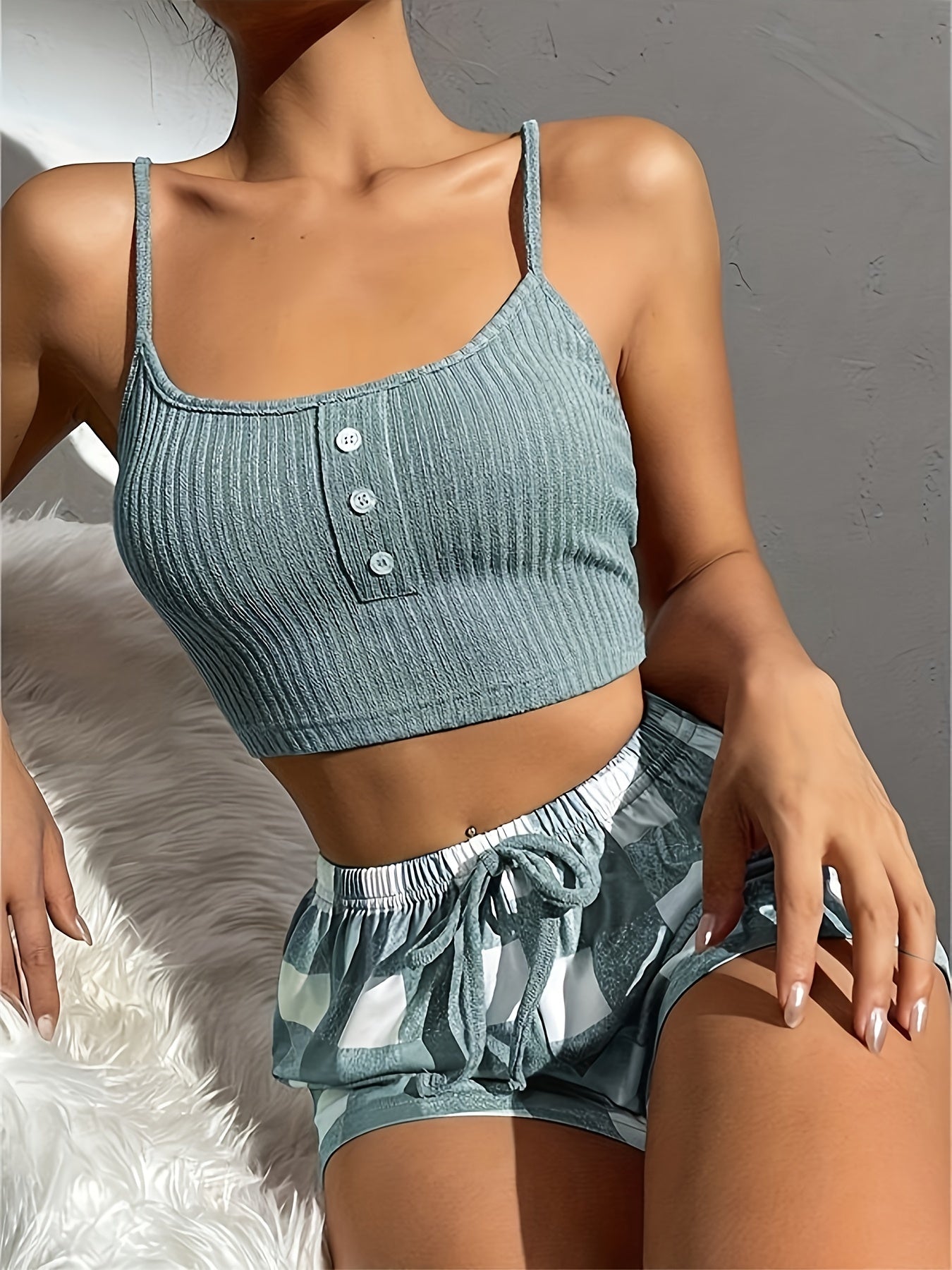 Damen Pyjama Set – Lässiger Sommer Schlafanzug mit Spaghettiträgern und Shorts, Stilvoll und Bequem für Zuhause