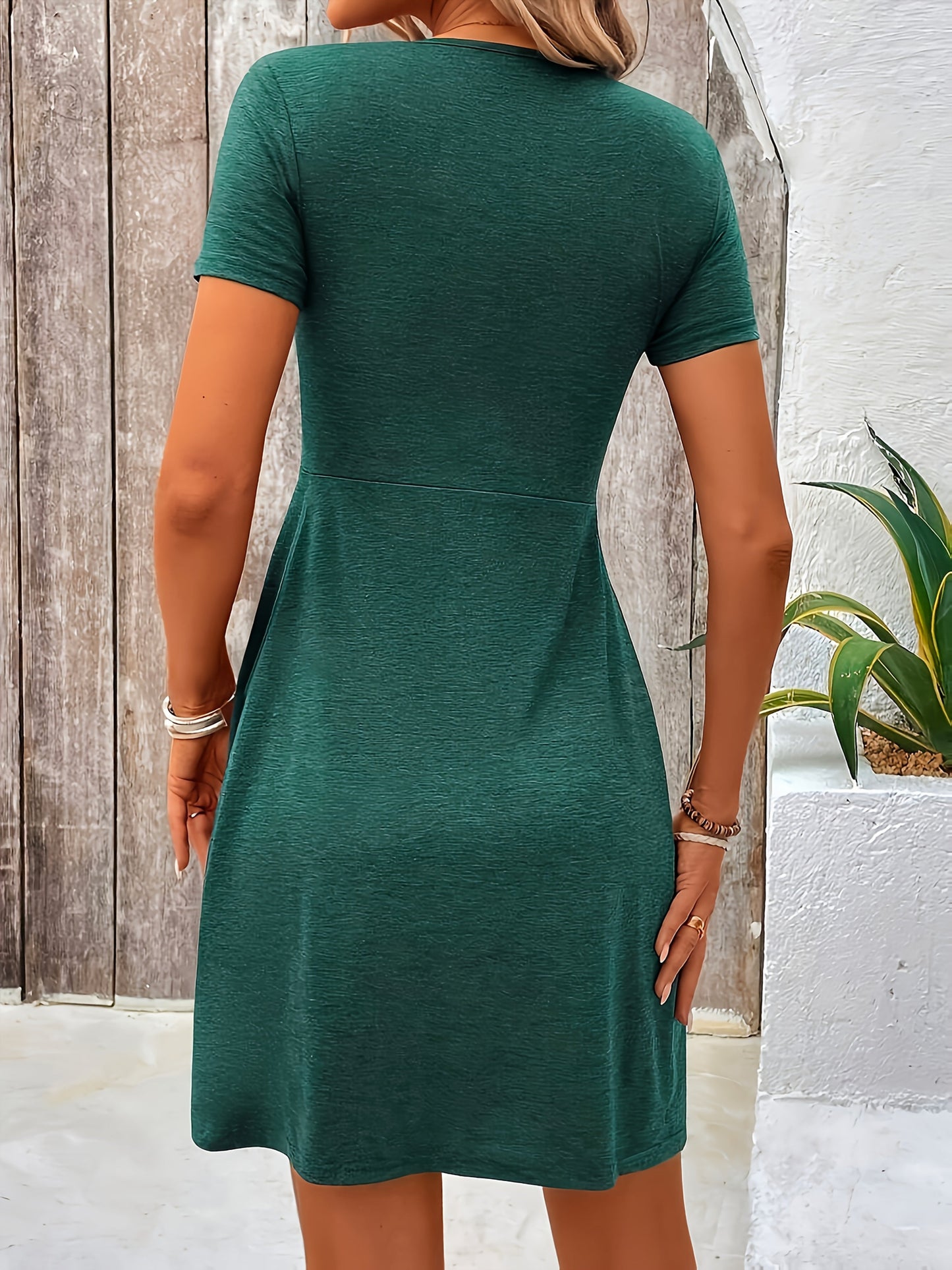 Damen Sommer Kleid mit Twist-Detail und V-Ausschnitt – Eleganter Freizeit-Look für Alltag und Urlaub