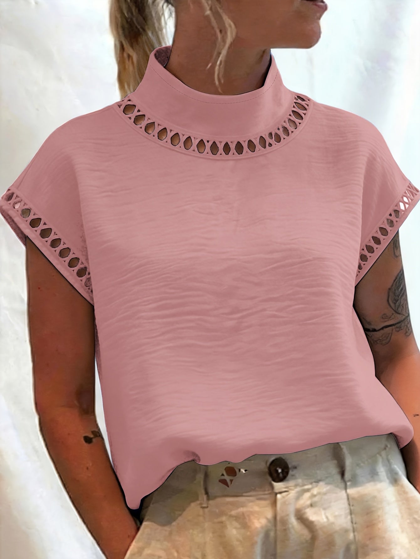 Damen Bluse mit Stehkragen und Cut-Out-Details – Eleganter Minimalistischer Stil