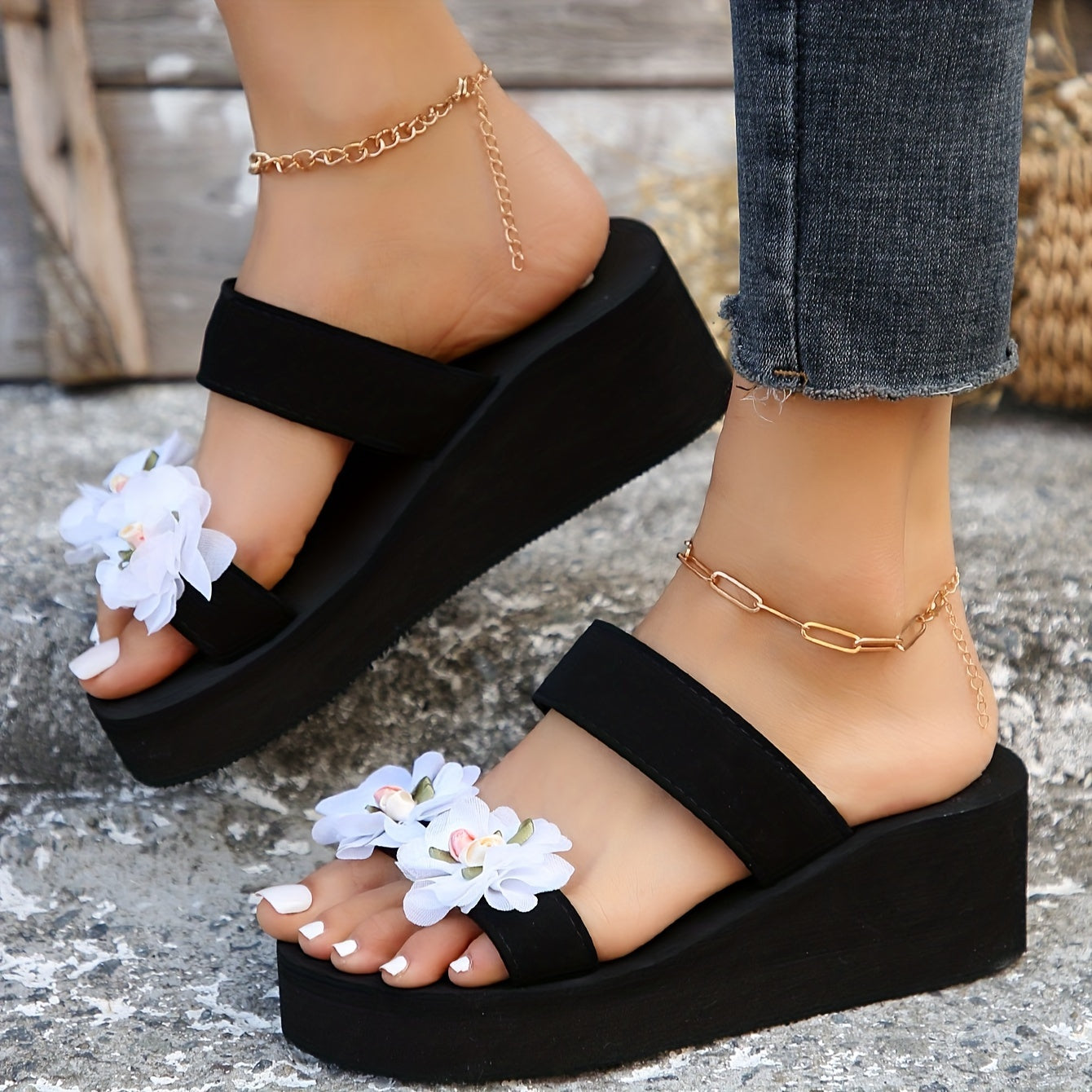 Damen Plateau-Sandalen mit Blumenapplikation – Modische Sommer Keilsandaletten für Freizeit und Urlaub