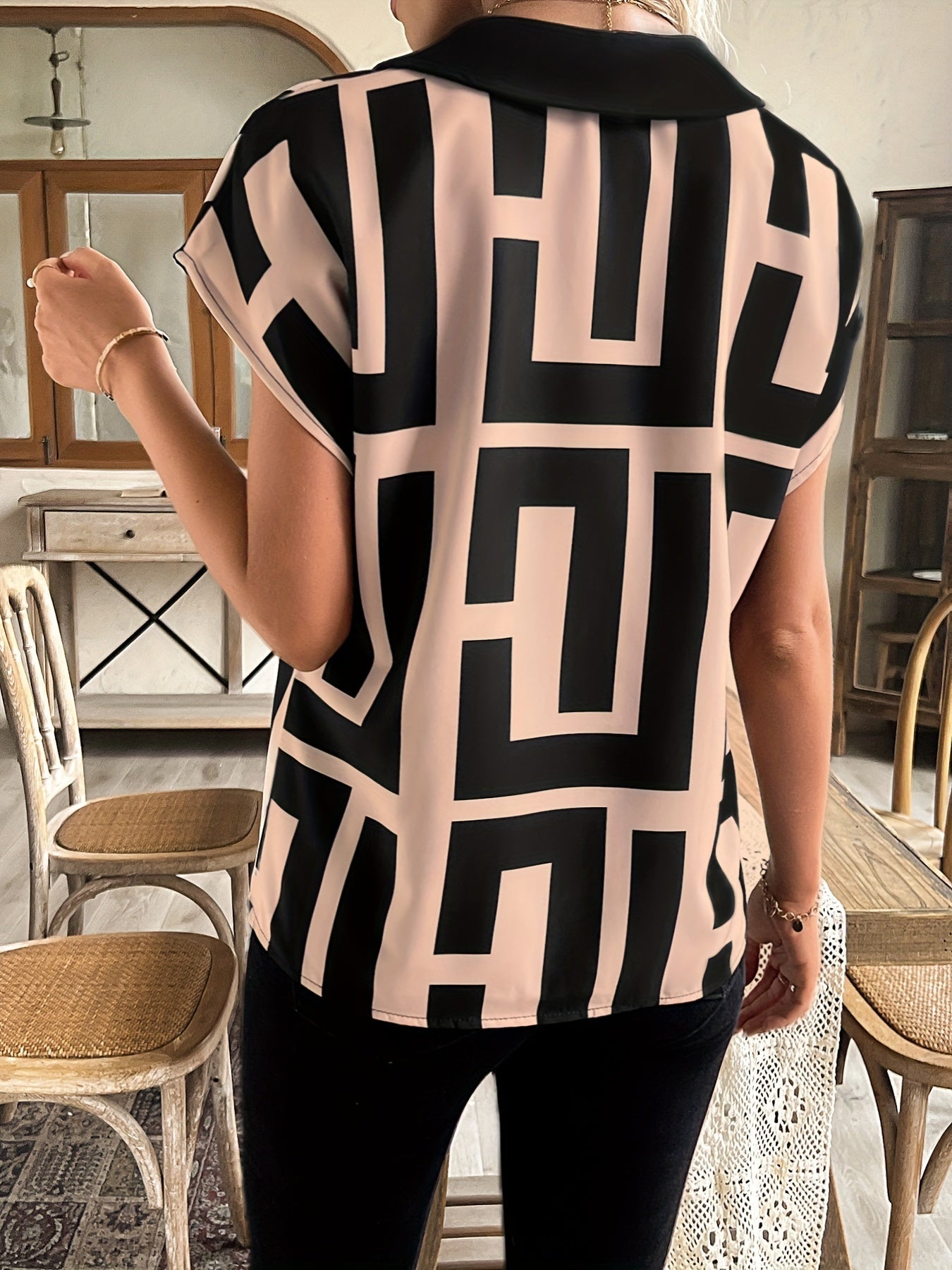 Damen Bluse mit grafischem Muster und V-Ausschnitt – Elegant für Büro und Freizeit