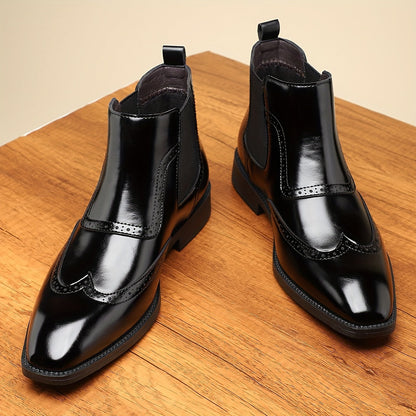 Herren Chelsea Boots mit Brogue-Details in glänzender Optik