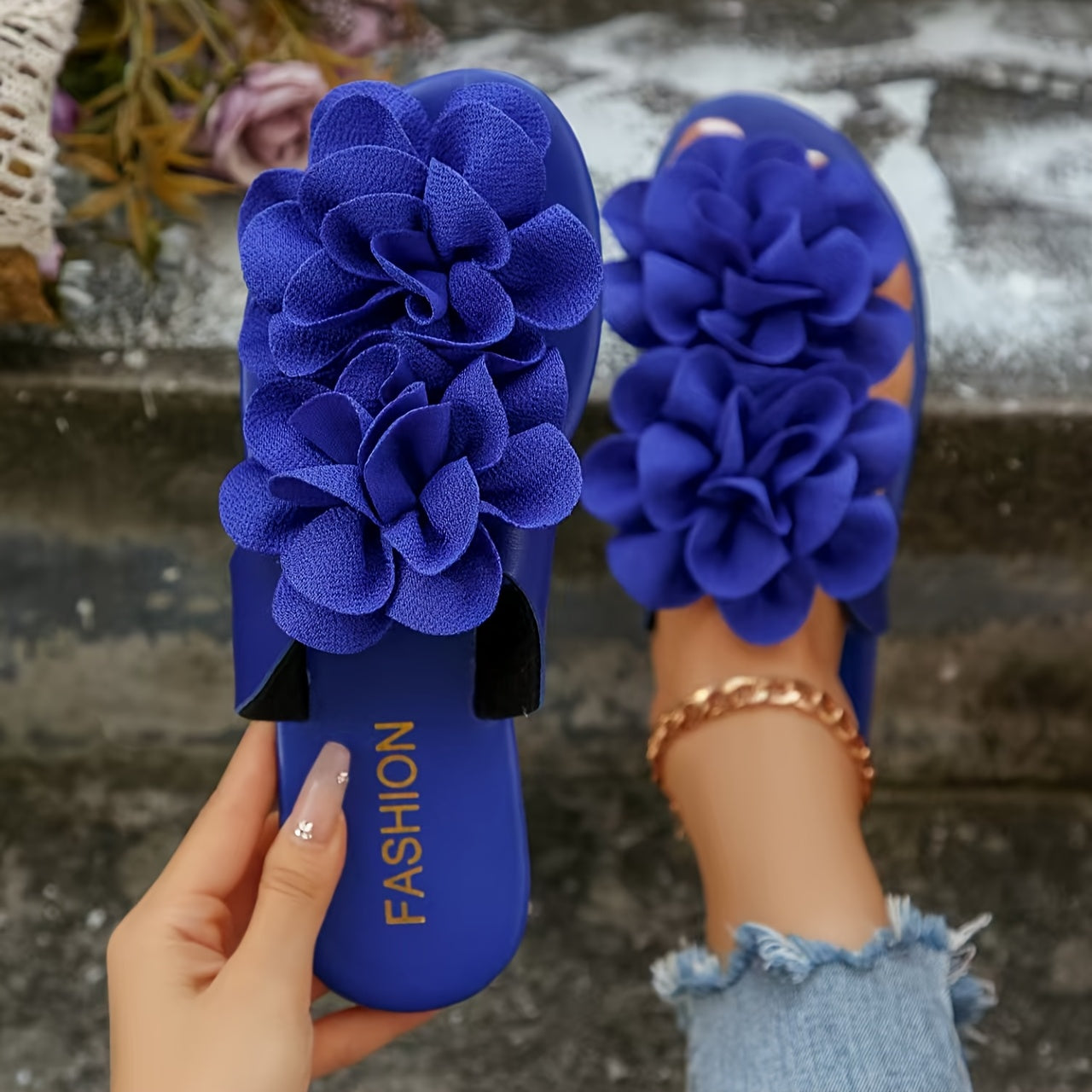 Damen Sandalen mit großer Blumenapplikation – Modische Slide-Slipper für Freizeit und Alltag