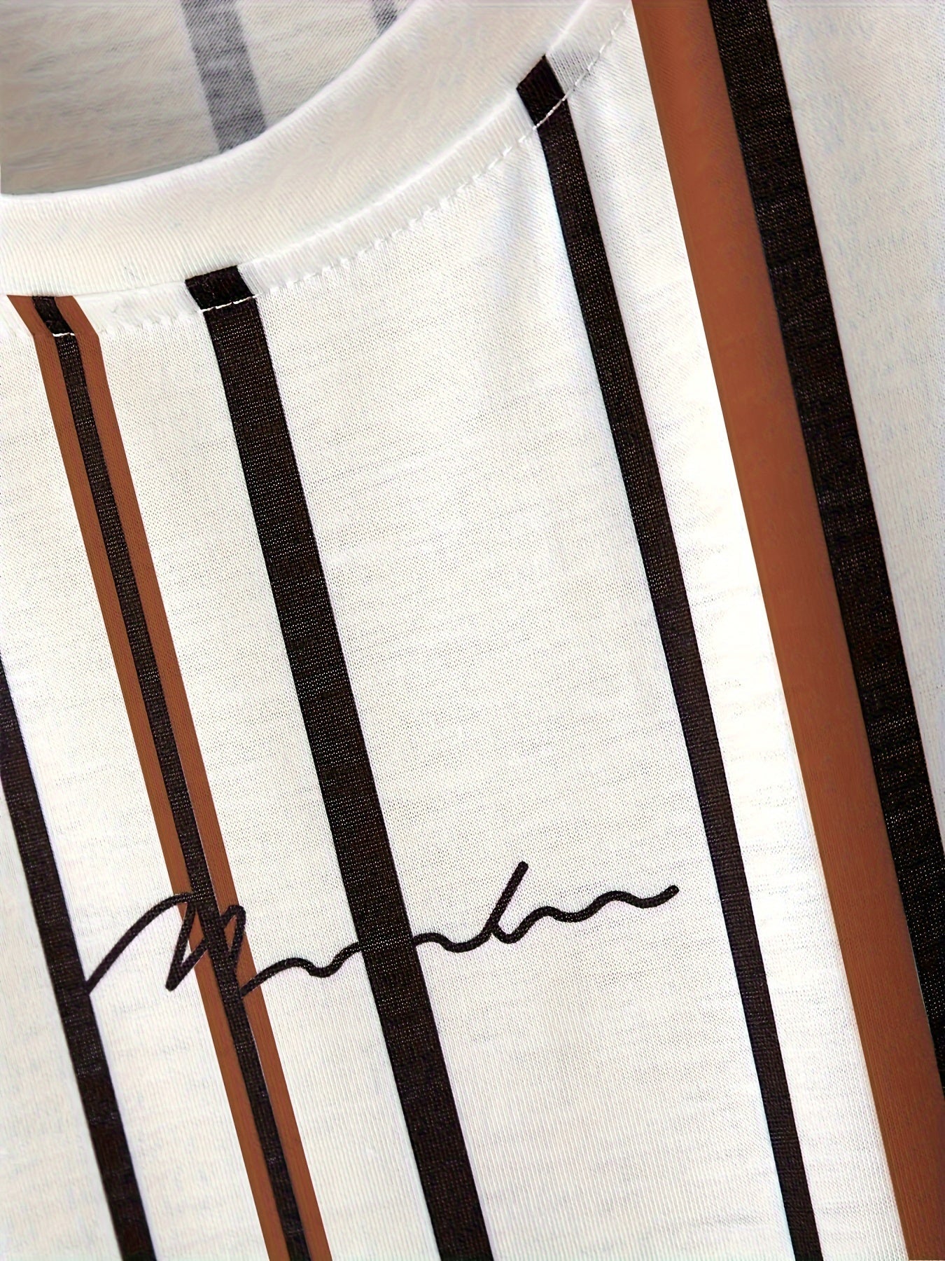 Herren T-Shirt mit vertikalem Streifenmuster und modernem Grafik-Print – Trendiges Freizeitshirt für Alltag und Ausgehen