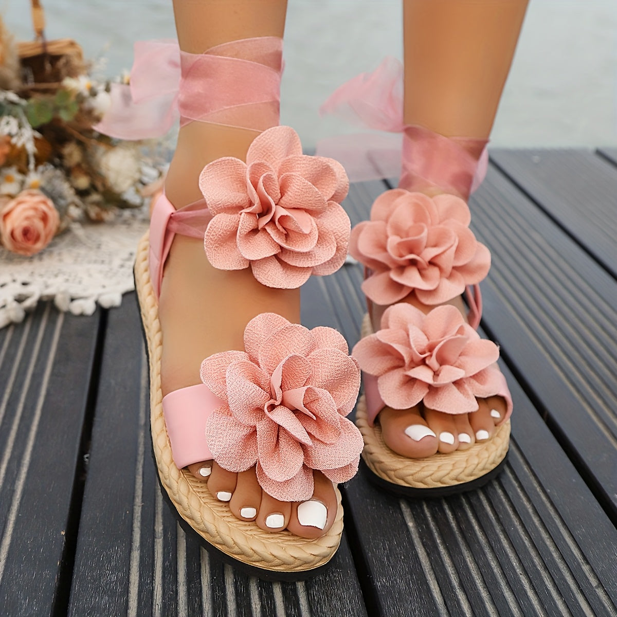 Damen Sandalen mit Blumenverzierung und Schleifen – Verspielte Sommerschuhe im femininen Stil