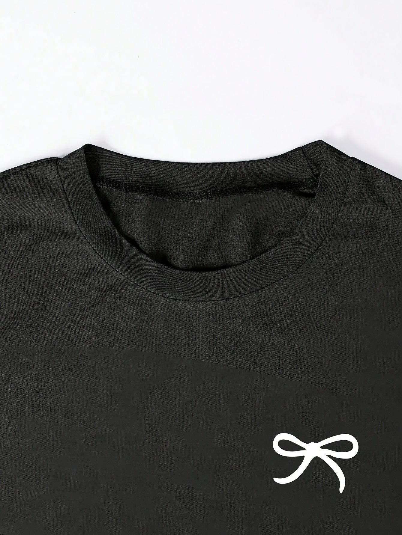 Damen T-Shirt mit Schleifenstickerei und Raffungen – Modisches Kurzarmshirt für Freizeit und Alltag