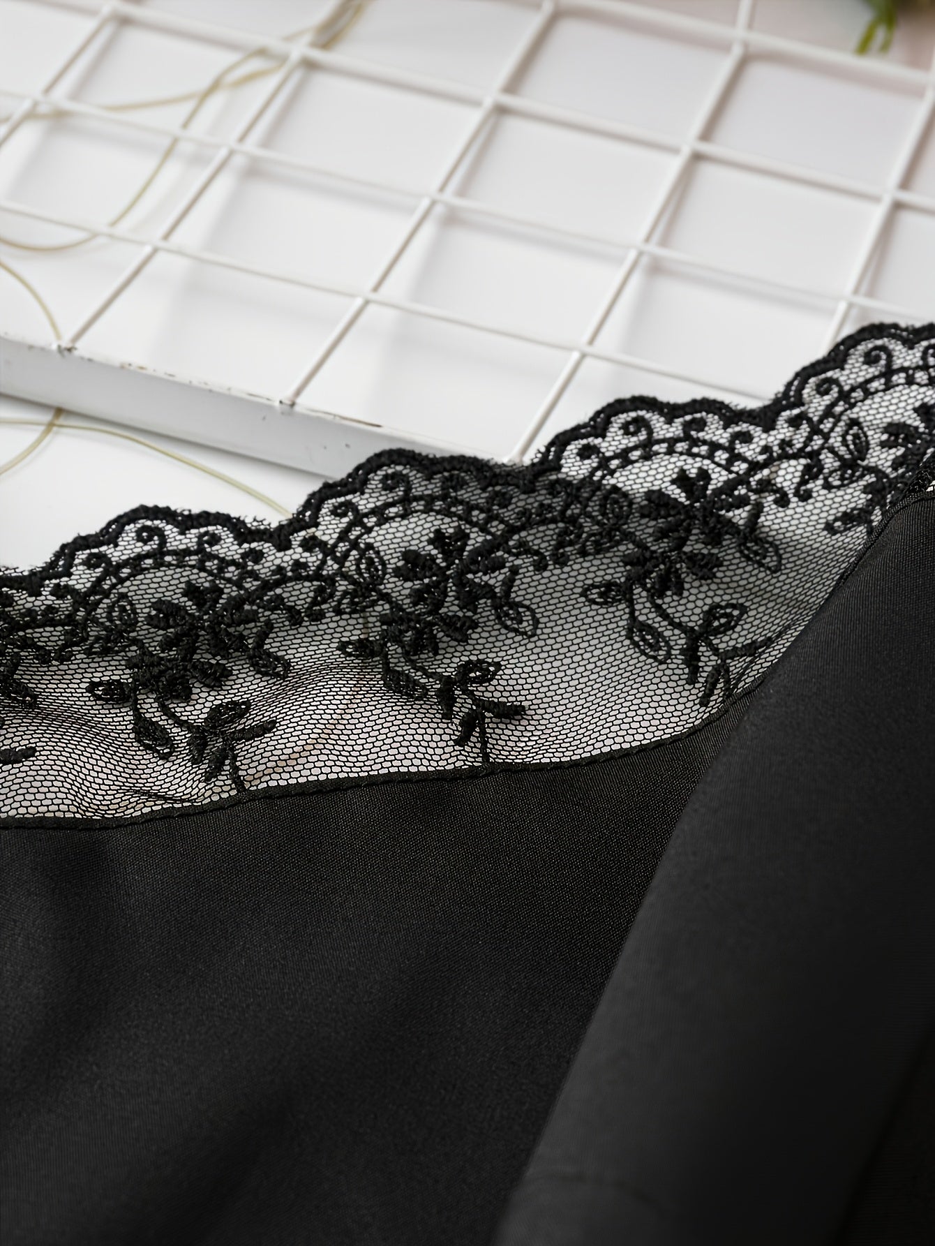 Damen Spitzentop mit Knopfleiste und feinem Träger – Elegantes Camisole für Alltag und besondere Anlässe