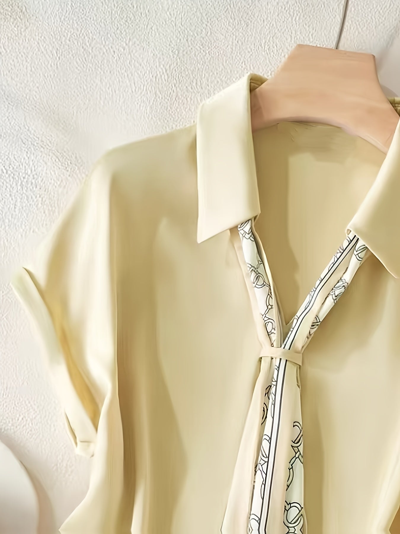 Damen Bluse mit Kurzarm und dekorativem Halstuch – Eleganter Business- und Freizeitstil