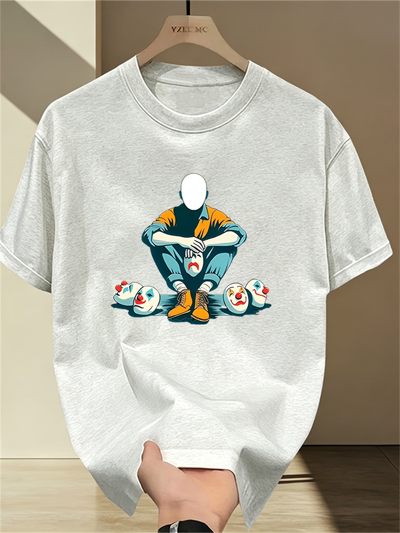 Herren Grafik T-Shirt mit maskiertem Charakter und Clownsmotiven – Modernes Statement Shirt für Individualisten