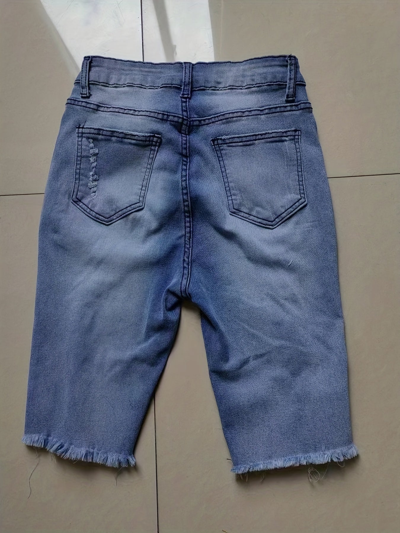 Damen Bermuda Jeans Shorts im Used-Look mit Fransen und Rissen – Lässige Sommermode