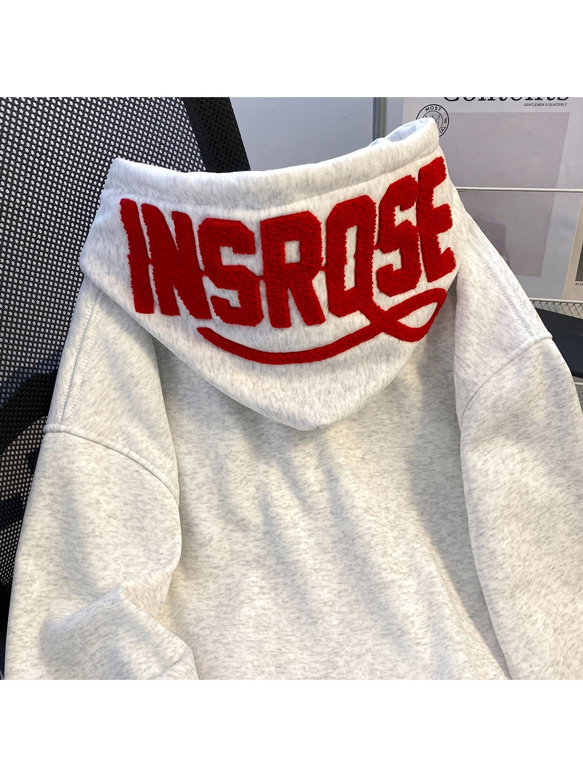 Hoodie Übergröße mit aufgesticktem Schriftzug auf der Kapuze