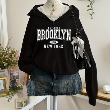Damen Sweatshirt mit Reißverschluss Brooklyn Print, Langarm und Kragen