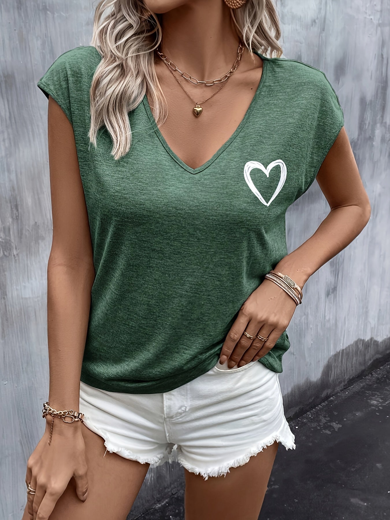 Damen T-Shirt mit Herz-Print und V-Ausschnitt – Lässige Sommermode, ideal für Alltag und Freizeit