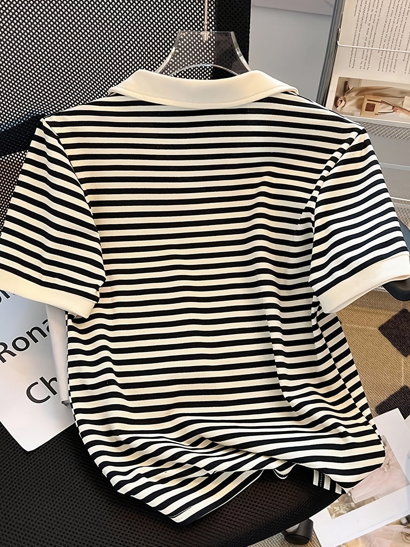 Damen Polo Shirt mit Streifenmuster und V-Ausschnitt – Eleganter Freizeit-Look