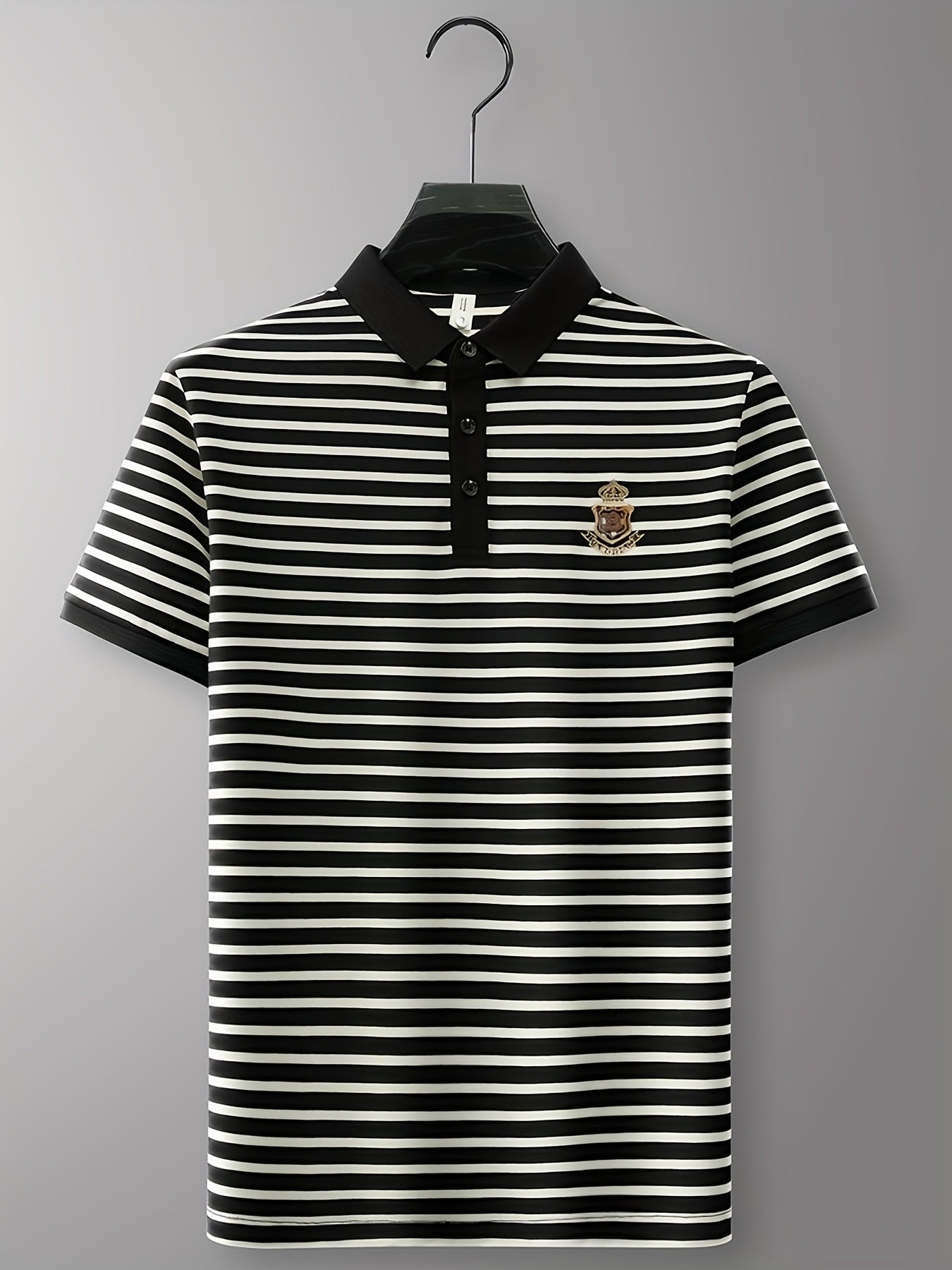 Herren Polohemd mit Streifen und gesticktem Wappen – Klassischer Freizeit- und Business-Look