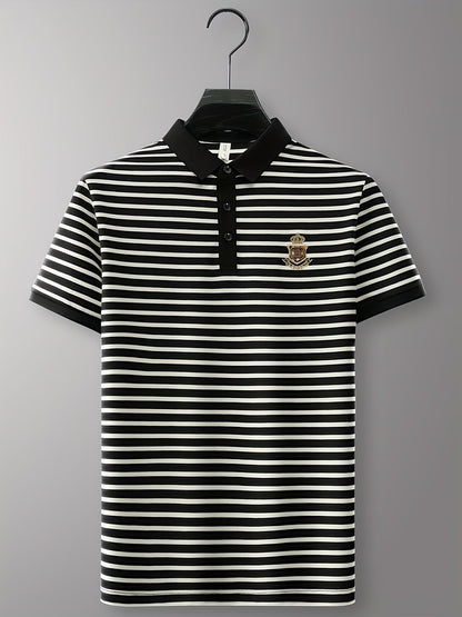 Herren Polohemd mit Streifen und gesticktem Wappen – Klassischer Freizeit- und Business-Look