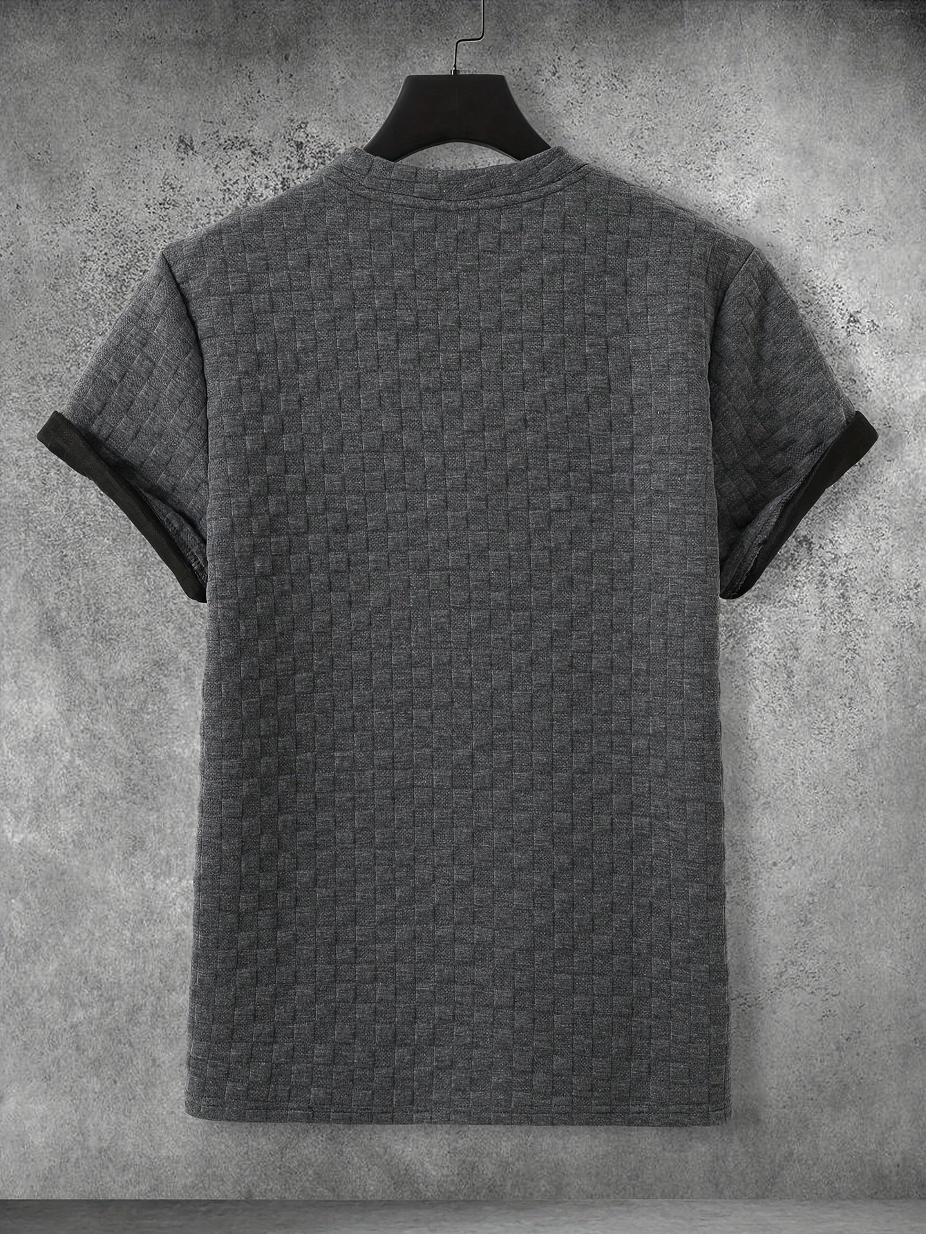 Herren T-Shirt mit Strukturmuster und modernem Patch – Freizeit & Urban Style