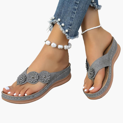 Damen Casual Zehentrenner Sandalen mit Blumenapplikation – Bequeme Sommerschuhe für Freizeit und Alltag