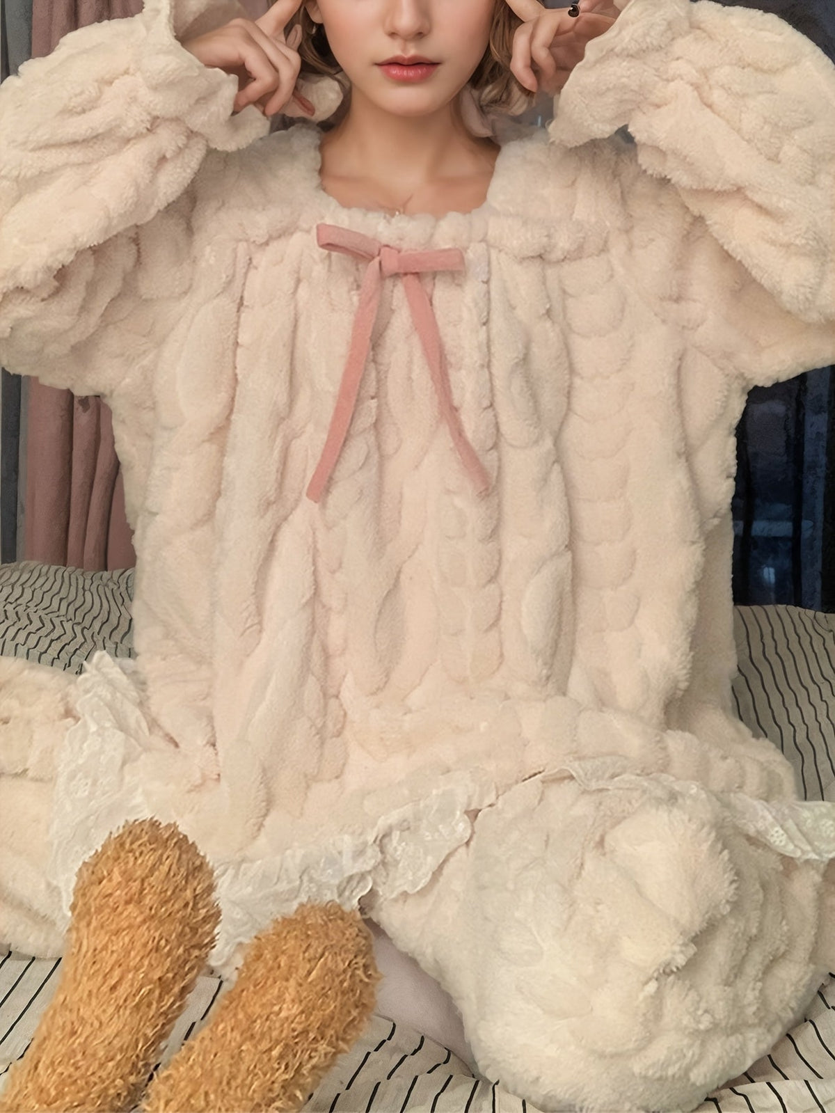 Damen Pyjama Flauschig Beige mit Rüschen und Schleife