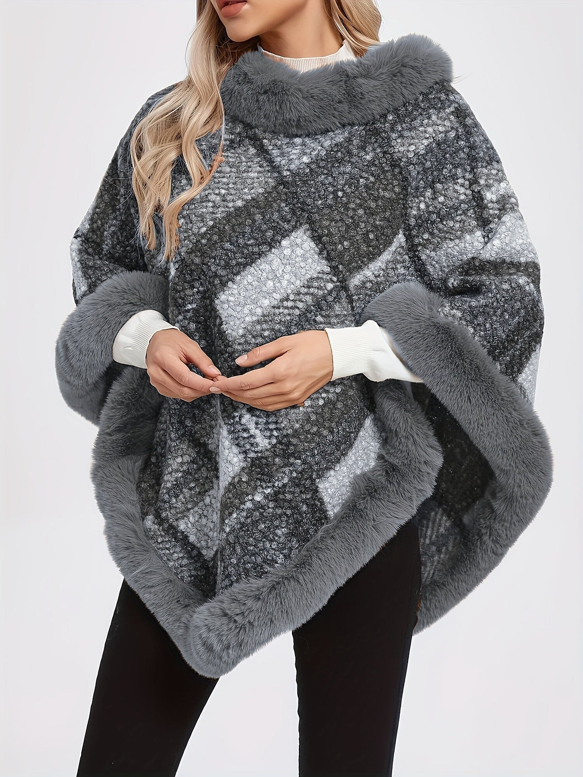 Damen Poncho mit Fellimitatbesatz, kariert, in Braun oder Grau
