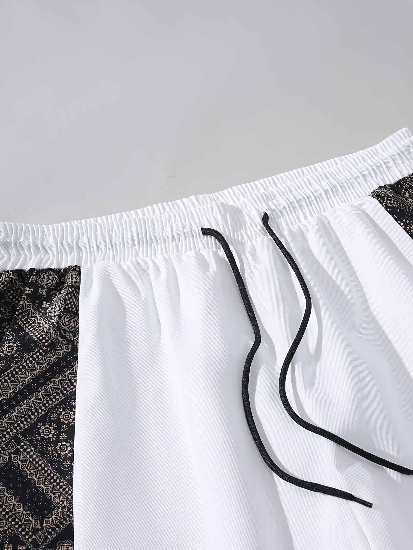 Herren Streetwear Shorts mit Ornamentmuster und grafischen Seiteneinsätzen – Modern Freizeit