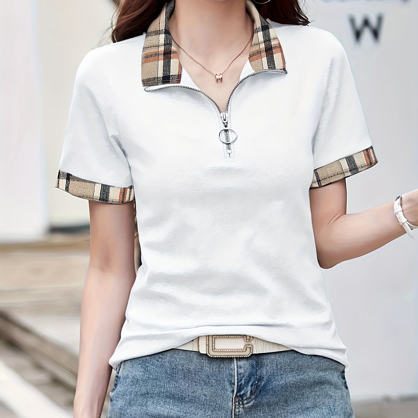 Damen Casual Poloshirt mit Reißverschlusskragen und Karodetails – Modisches Freizeitshirt für Alltag und Ausgehen