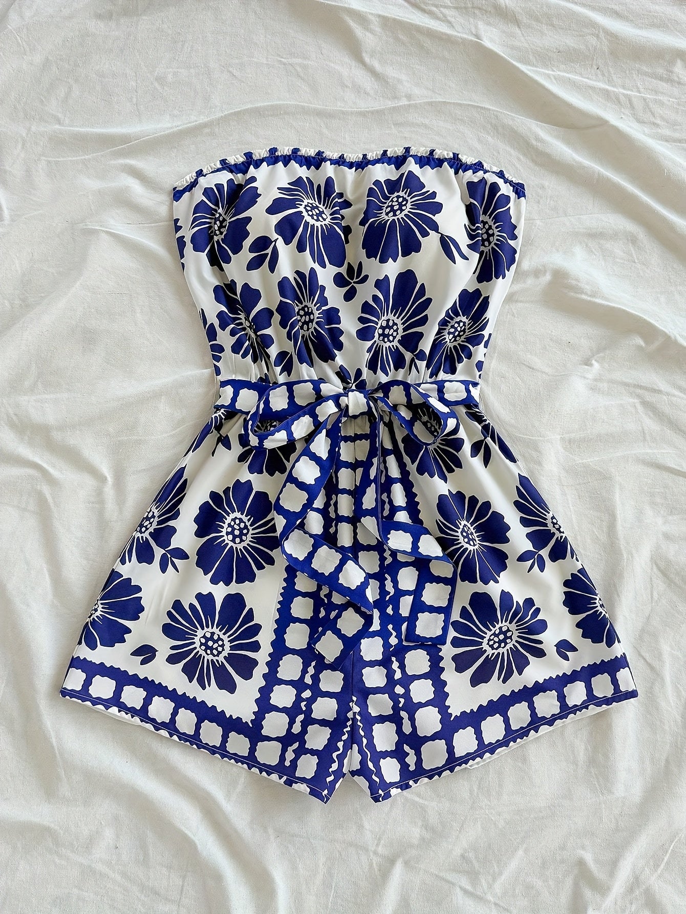 Damen Bandeau-Overall mit Blumenmuster und Taillengürtel – Eleganter Sommer-Jumpsuit für Urlaub & Freizeit