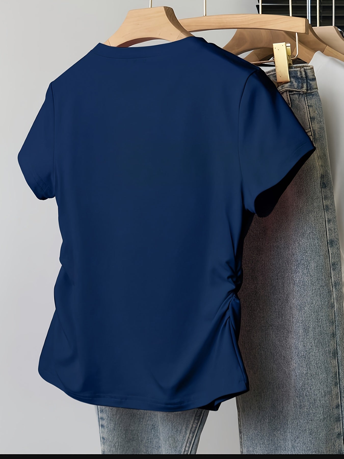 Damen T-Shirt mit Herz-Print und modernem, figurbetontem Schnitt – Alltagsmode mit Stil