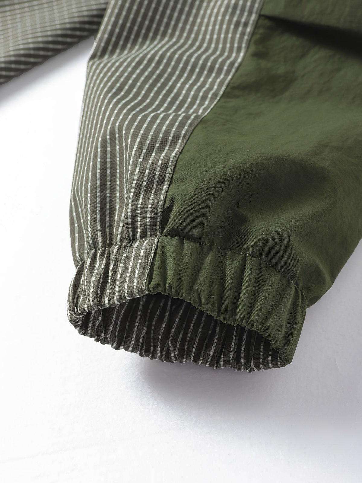 Anorak Jacke gestreift mit Kapuze und Reißverschluss