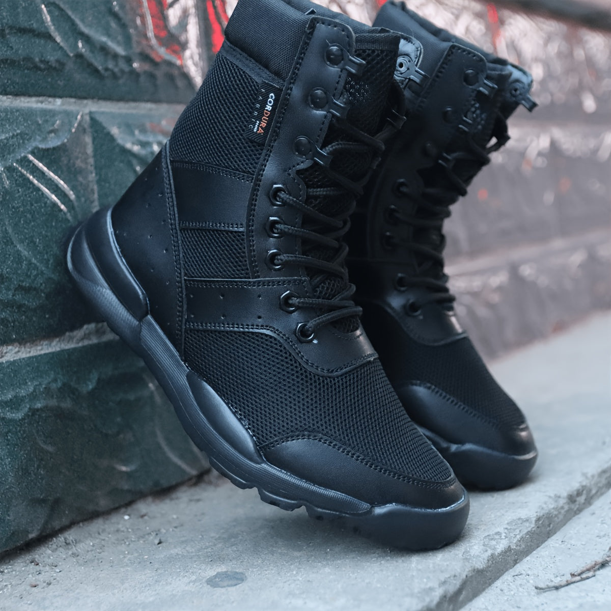 Schwarze knöchelhohe Schnürstiefel mit Profilsohle und Mesh-Einsätzen