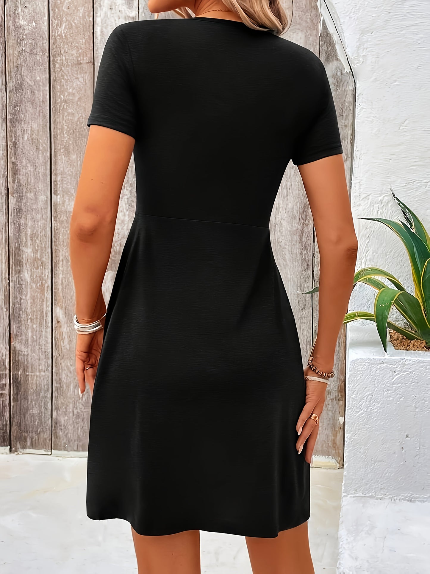 Damen Sommer Kleid mit Twist-Detail und V-Ausschnitt – Eleganter Freizeit-Look für Alltag und Urlaub