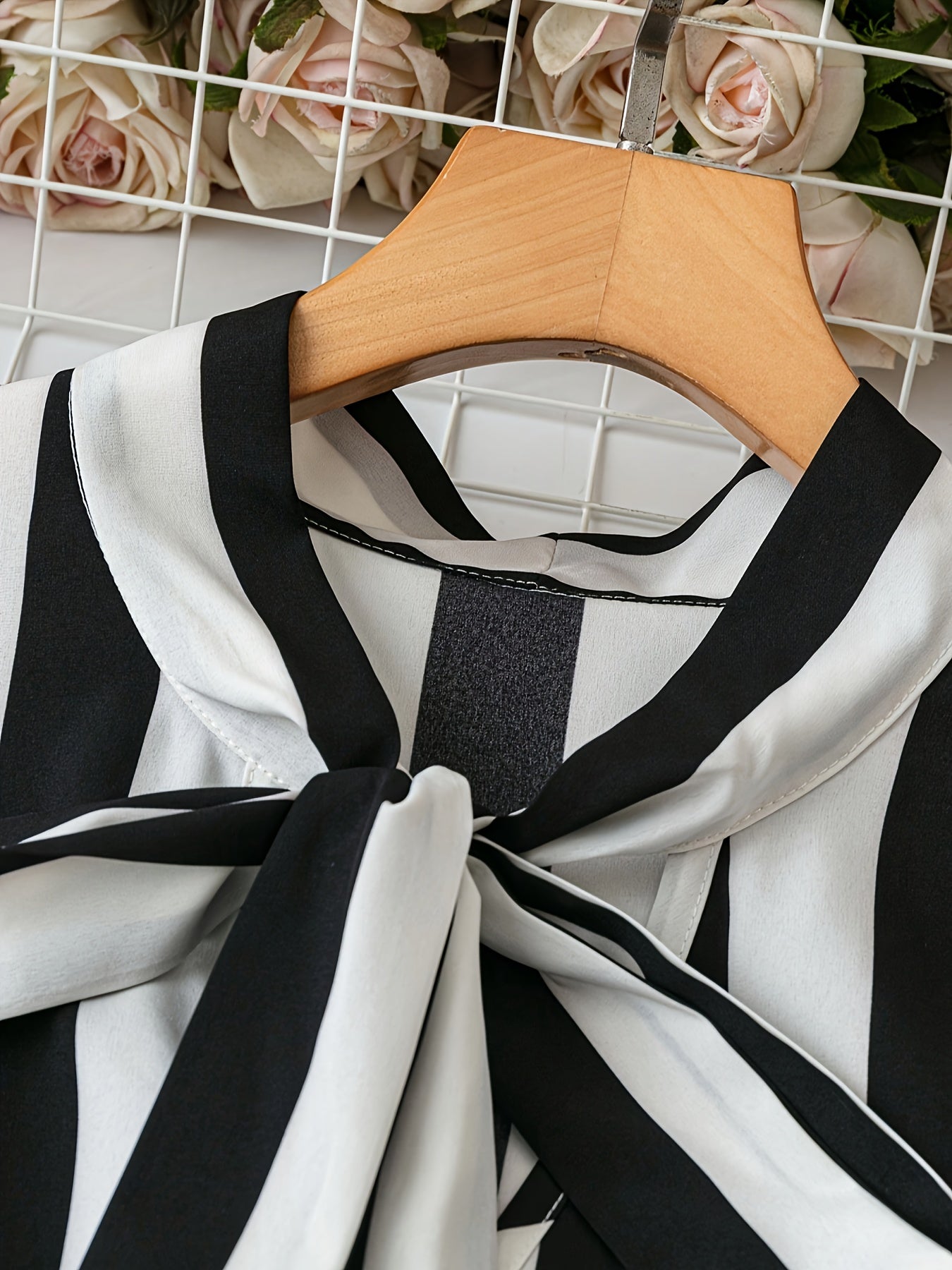 Damen Bluse mit Schleifenkragen und Streifen – Elegante Büro- und Freizeitmode