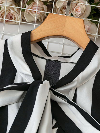 Damen Bluse mit Schleifenkragen und Streifen – Elegante Büro- und Freizeitmode