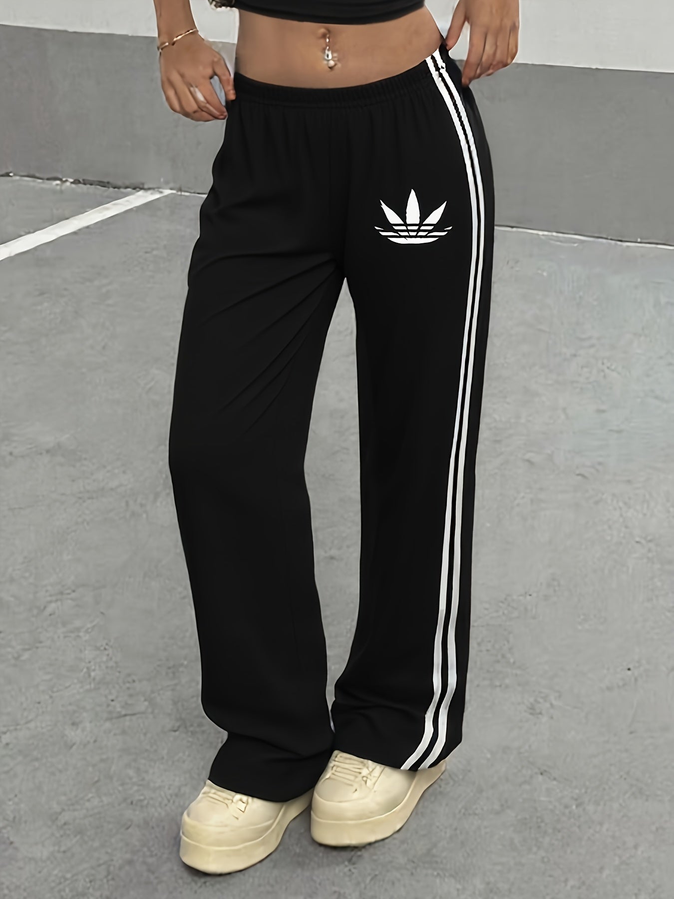 Damen Weite Sporthose mit Streifen und Retro-Look