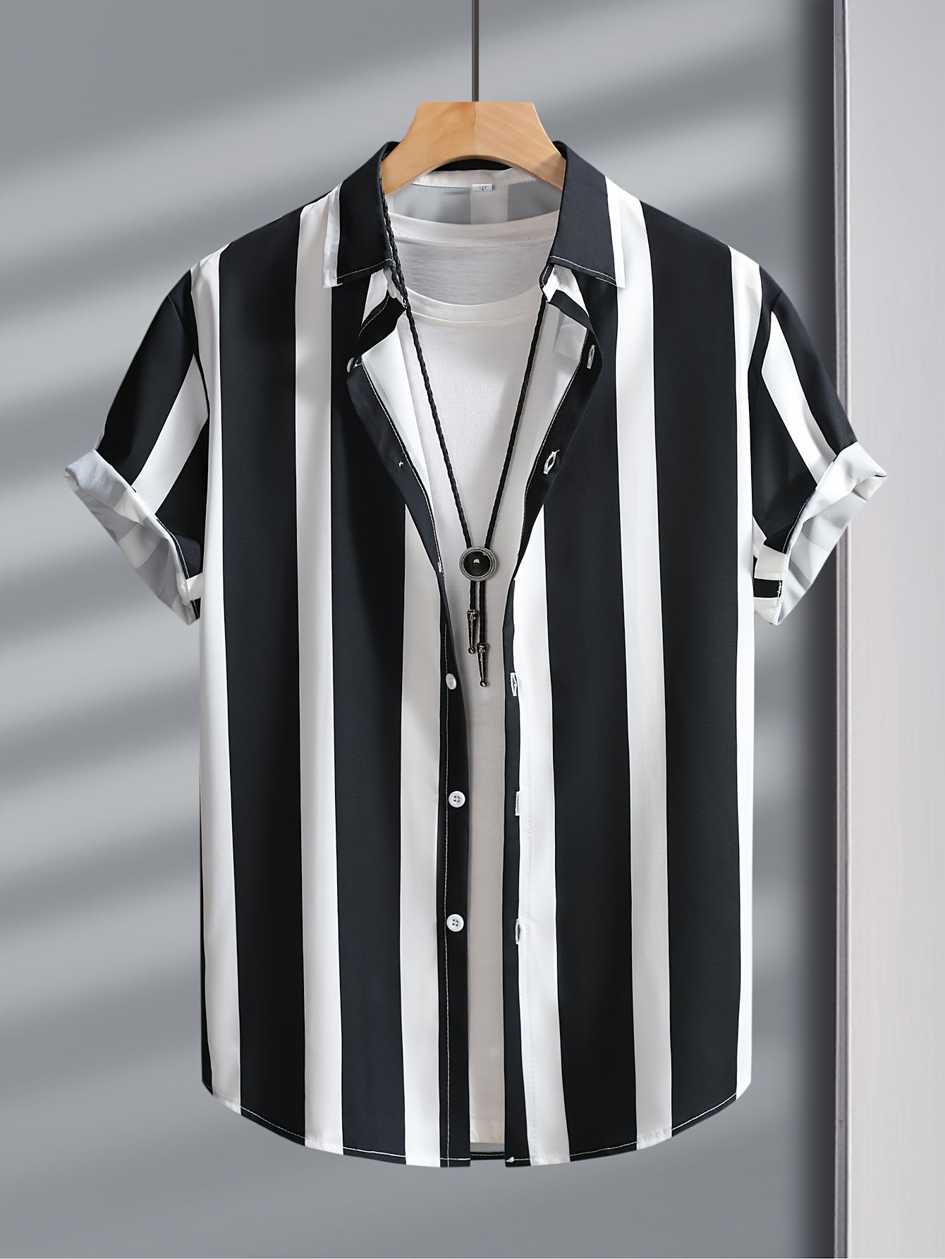 Herren Kurzarmhemd im modernen Streifen-Design – Lässiger Streetstyle für Alltag und Freizeit
