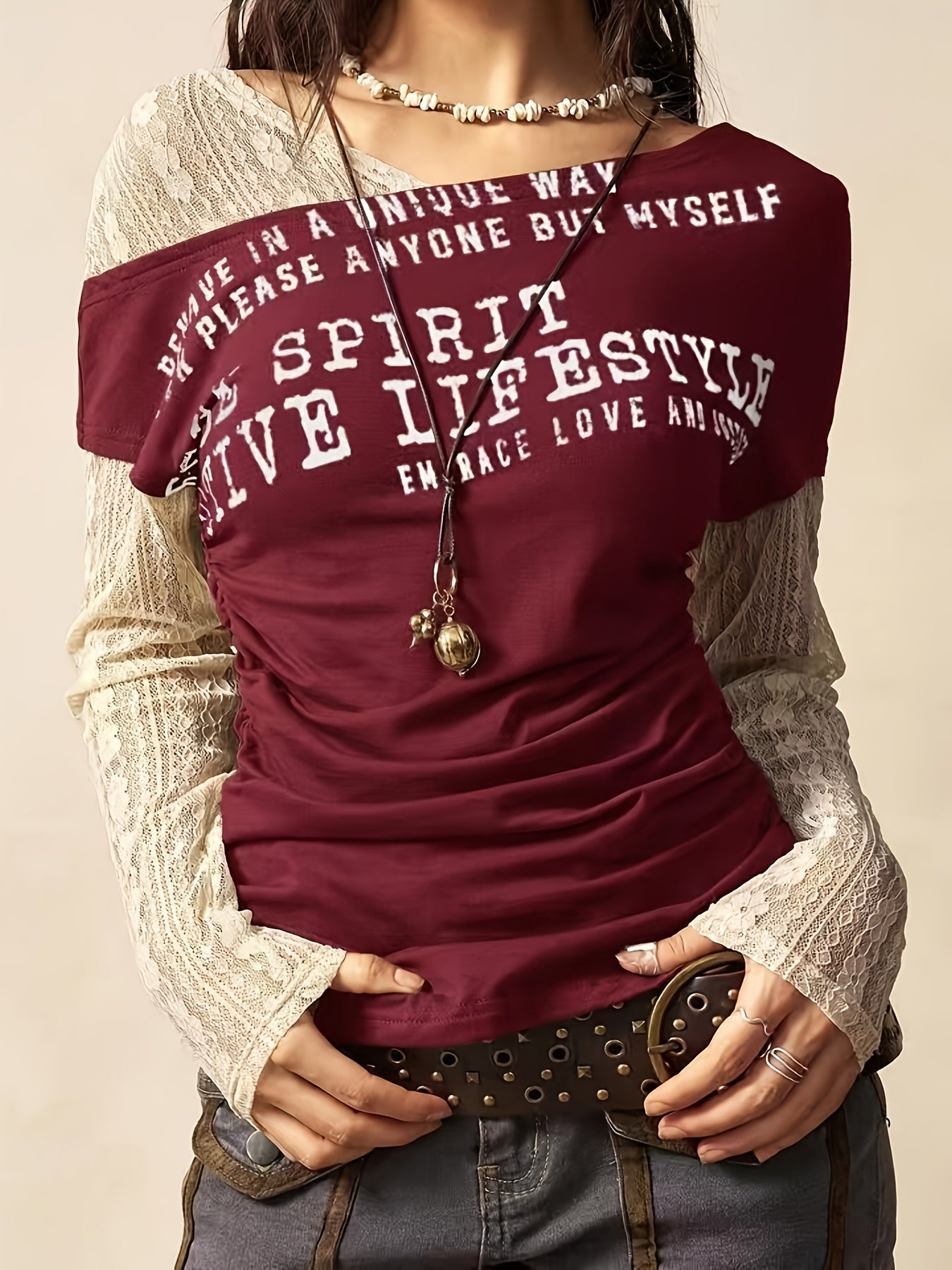 Damen Off-Shoulder T-Shirt mit Schriftzug & geraffter Taille